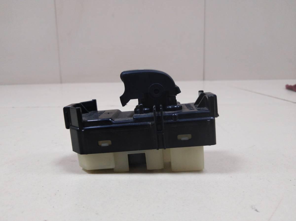 Кнопка стеклоподъемника Toyota Ist (XP60) 2001-2007