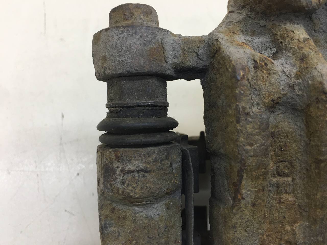 Суппорт задний правый Kia Cerato (TD) 2009-2013