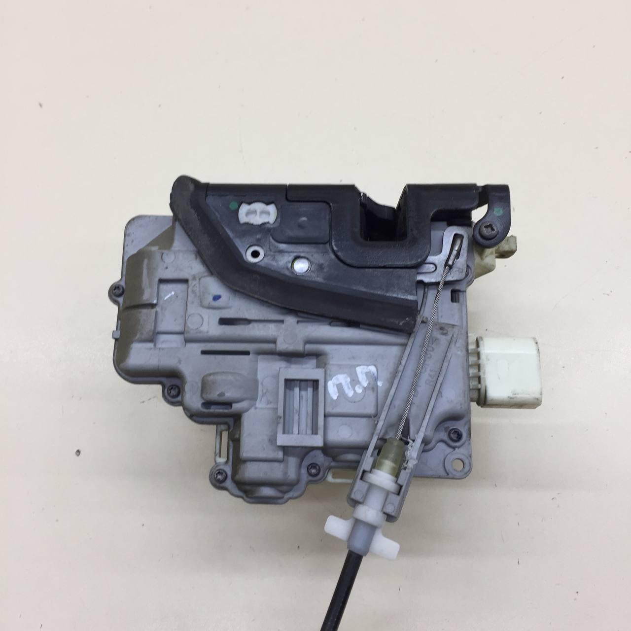 Замок двери передней правой Volkswagen Passat B7 2011-2015