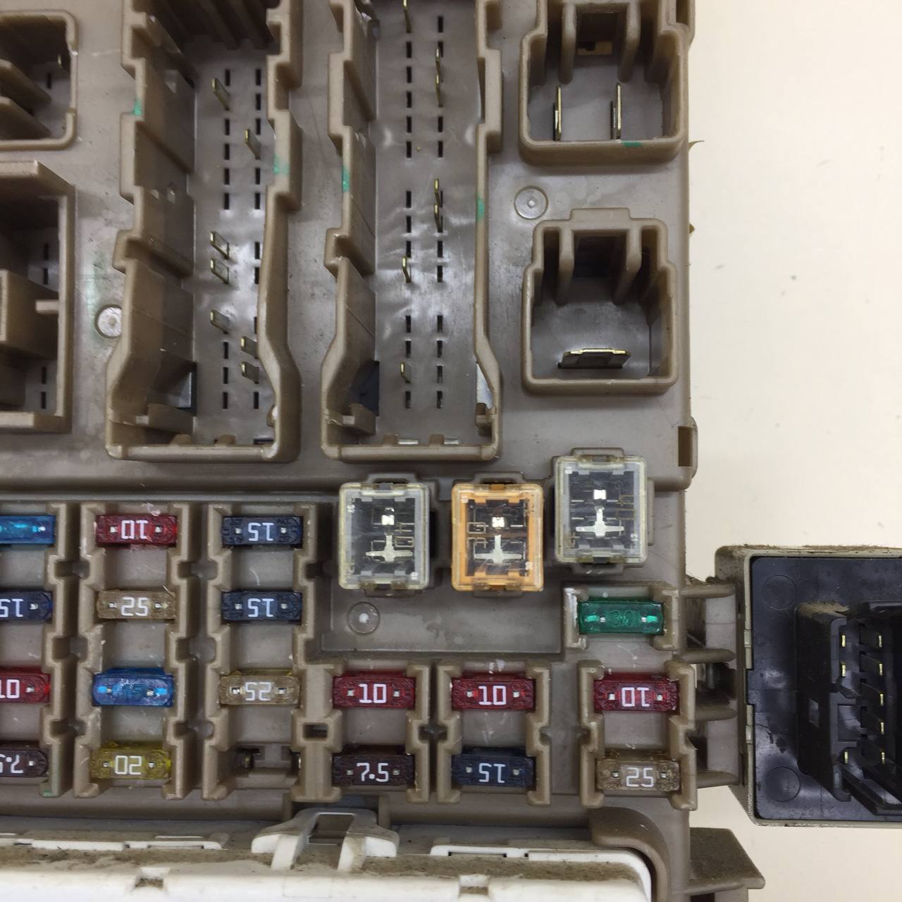 Блок предохранителей Toyota Corolla E120 2001-2007