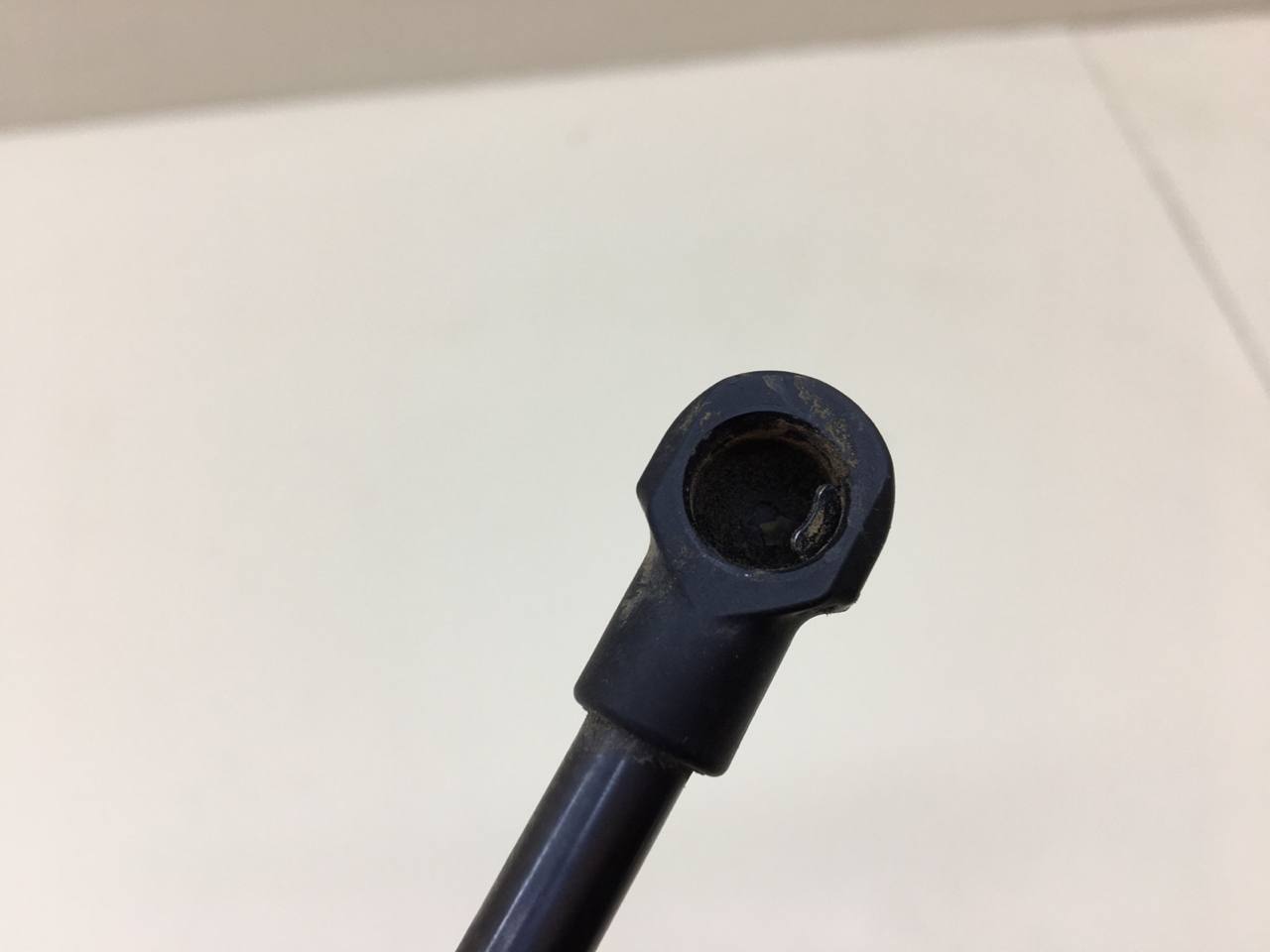 Амортизатор двери багажника Lada Granta 2011>