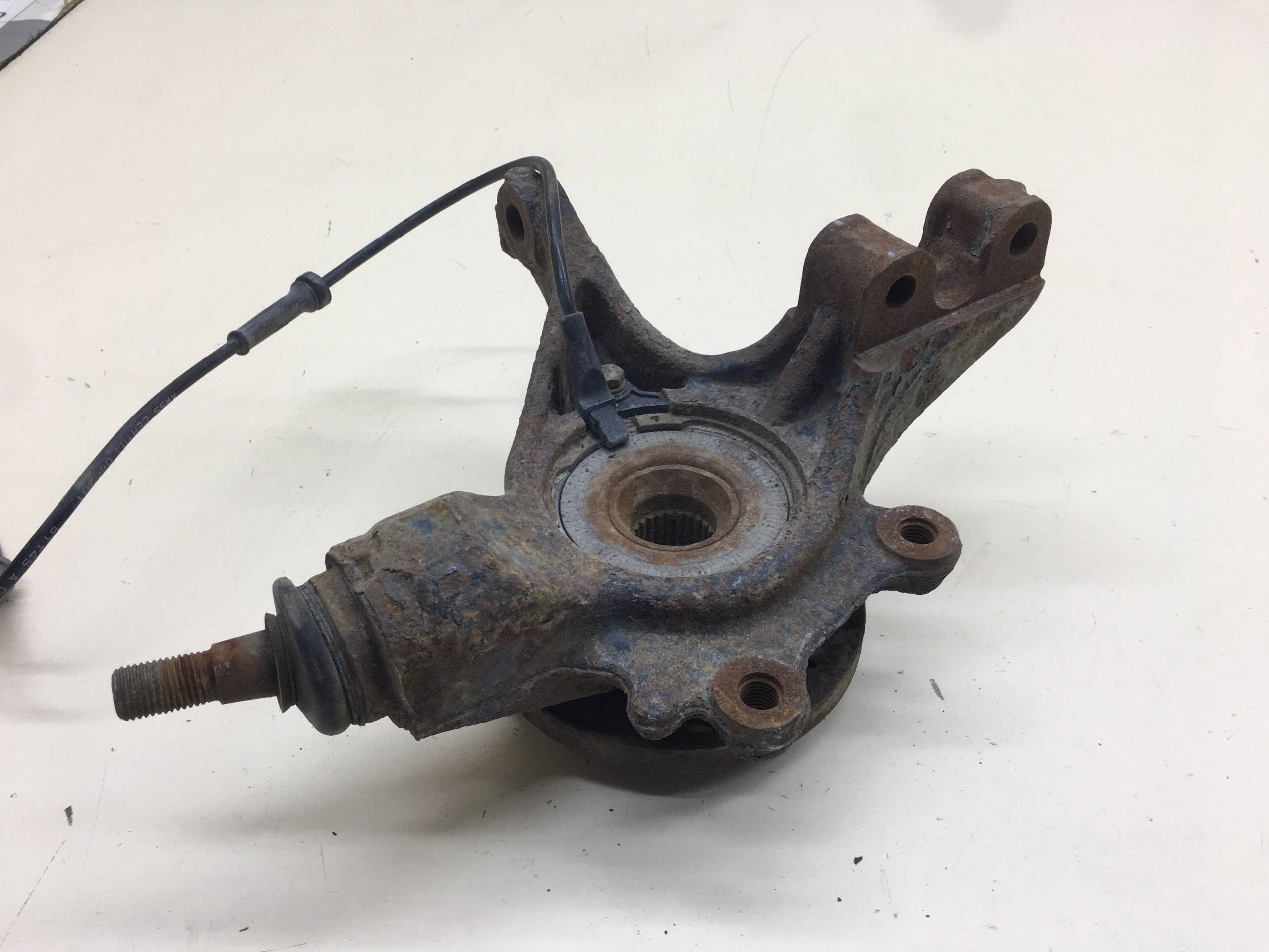 Кулак поворотный передний левый Peugeot 308 2007>