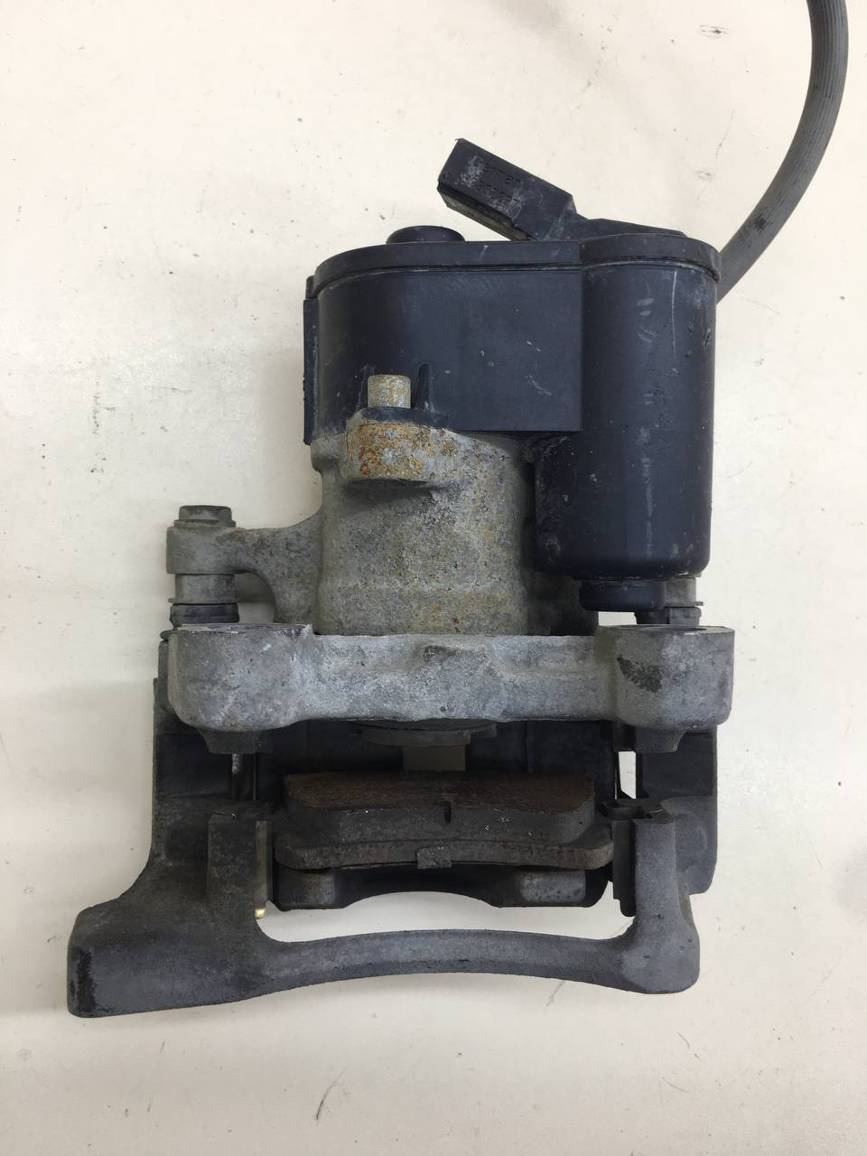 Суппорт задний правый Volkswagen Passat B7 2011-2015