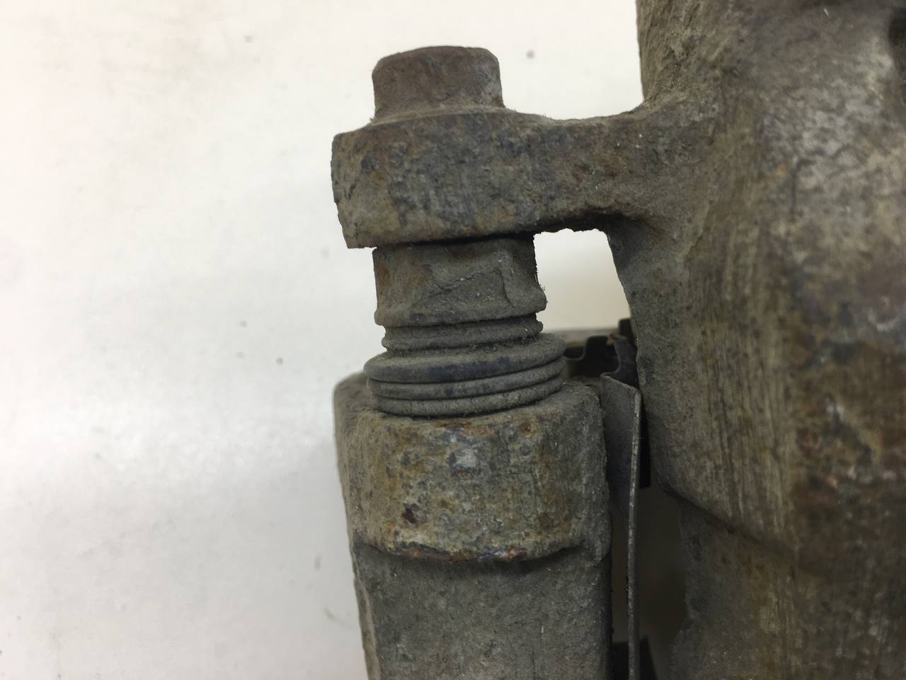 Суппорт передний правый SsangYong Rexton 2 2006-2012