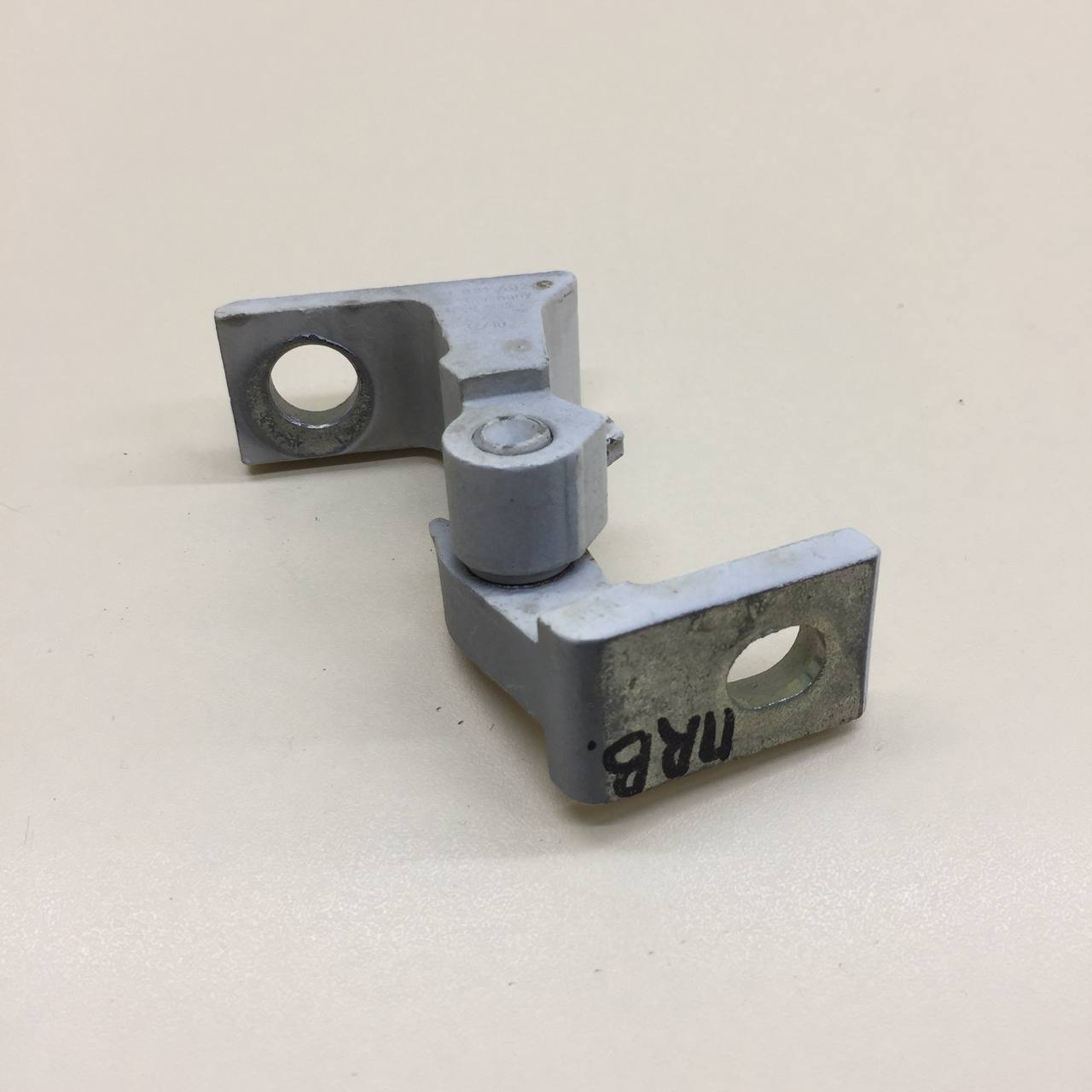 Петля двери задней правой верхняя Volkswagen Tiguan (5N1) 2007-2011