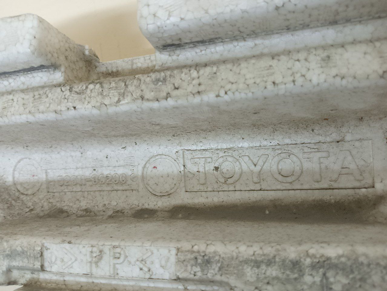 Наполнитель переднего бампера Toyota Crown Majesta (S180) 2004-2009