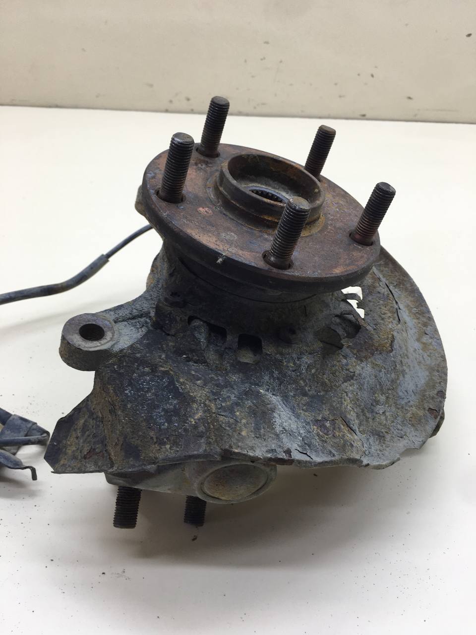 Кулак поворотный передний левый Toyota Camry (XV30) 2001-2006