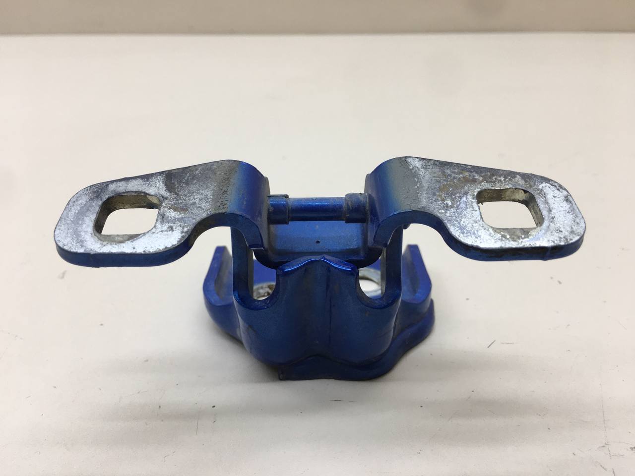 Петля двери Lada  X-RAY Cross 2018 >