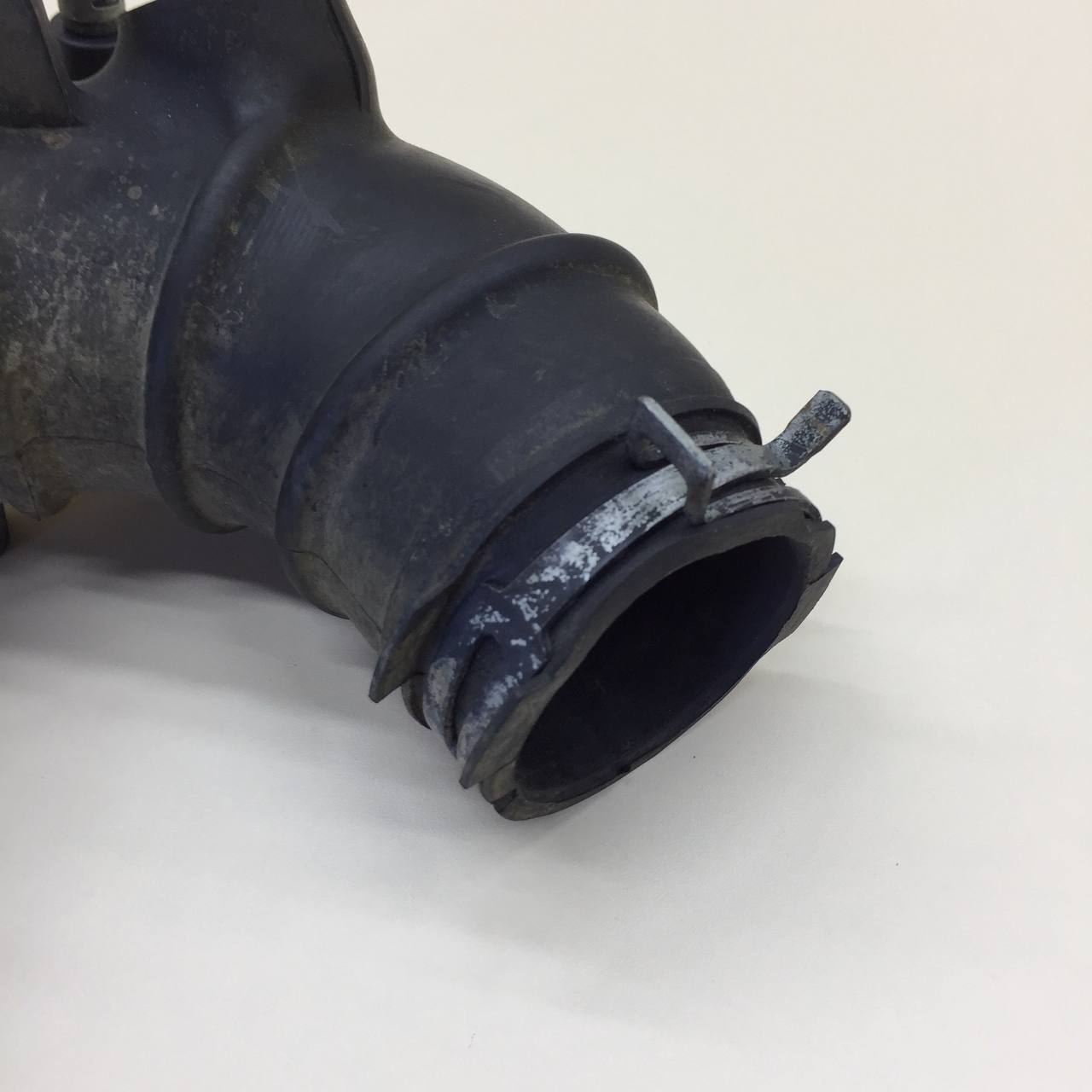 Патрубок воздушного фильтра Toyota Rav 4 (A20) 2000-2005