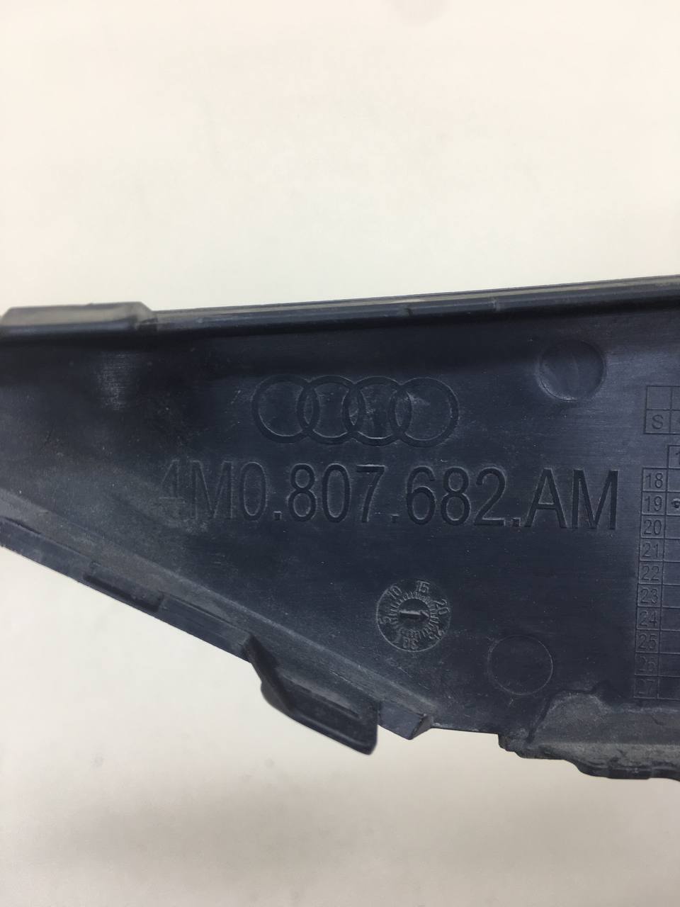 Накладка переднего бампера правая Audi Q7 (4M) 2015>