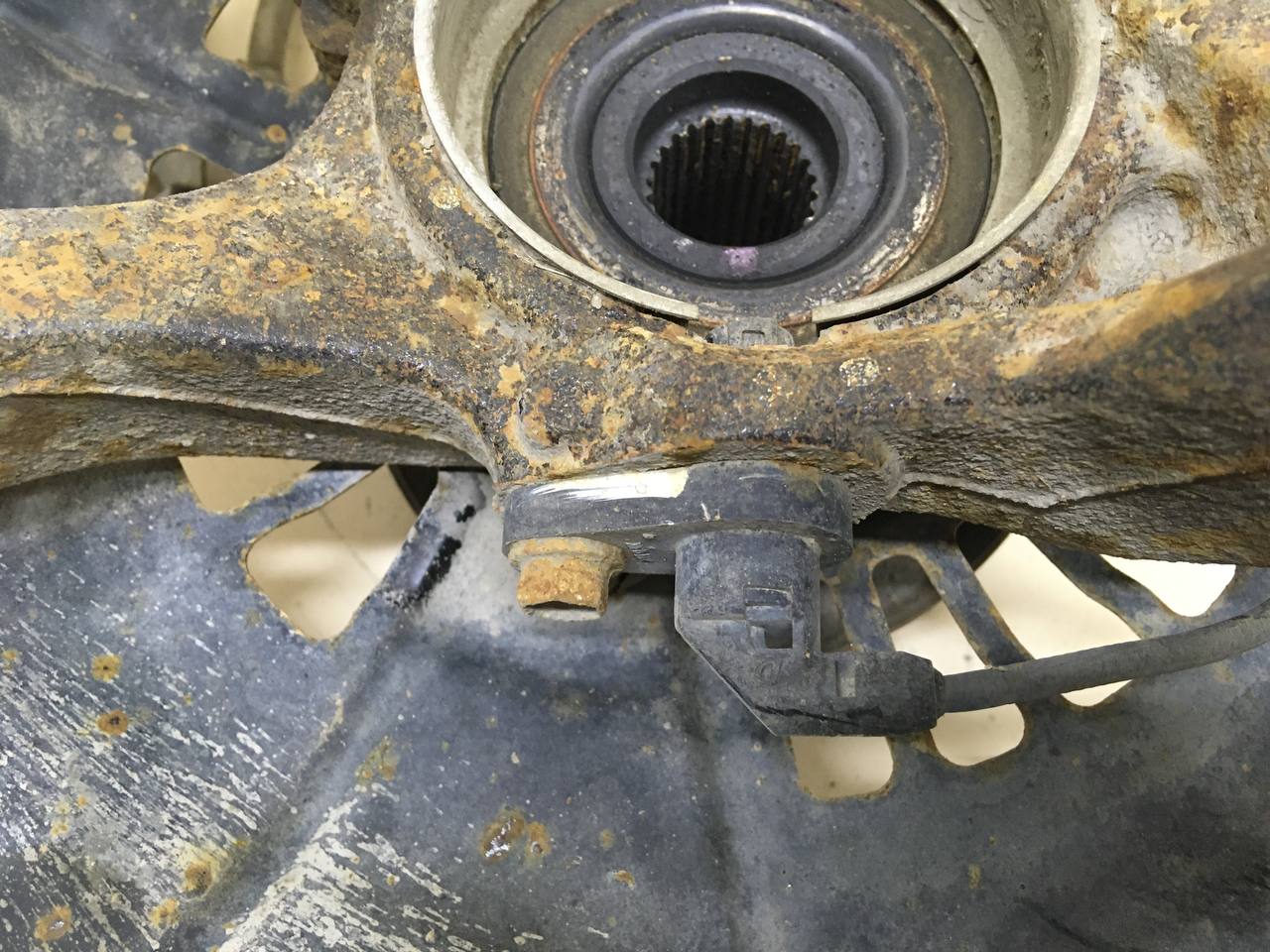 Кулак поворотный передний правый Toyota Camry (XV50) 2011-2017