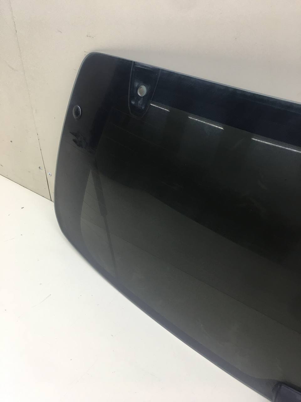 Стекло заднее Kia Sorento (BL, JC) 2002-2009