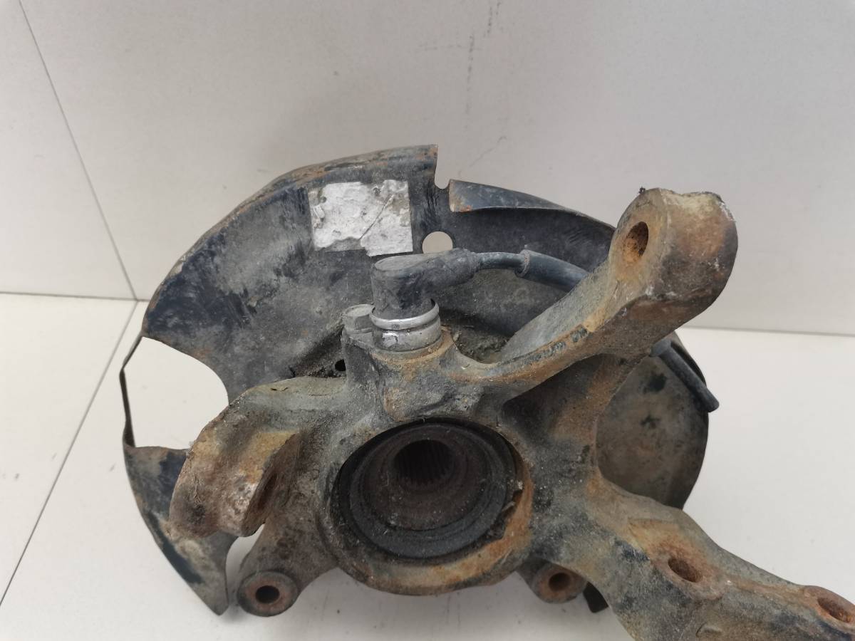 Кулак поворотный передний левый Nissan Almera (N15) 1995-2000