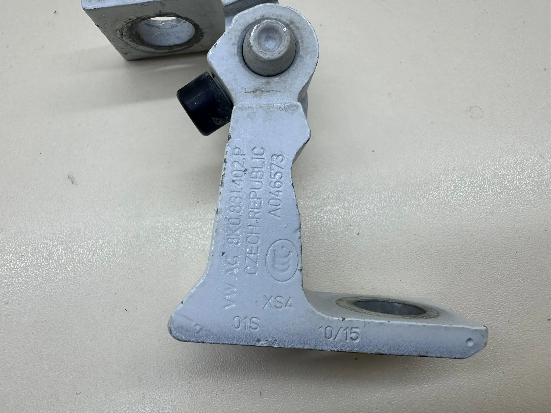 Петля двери Skoda Rapid 2012-2020