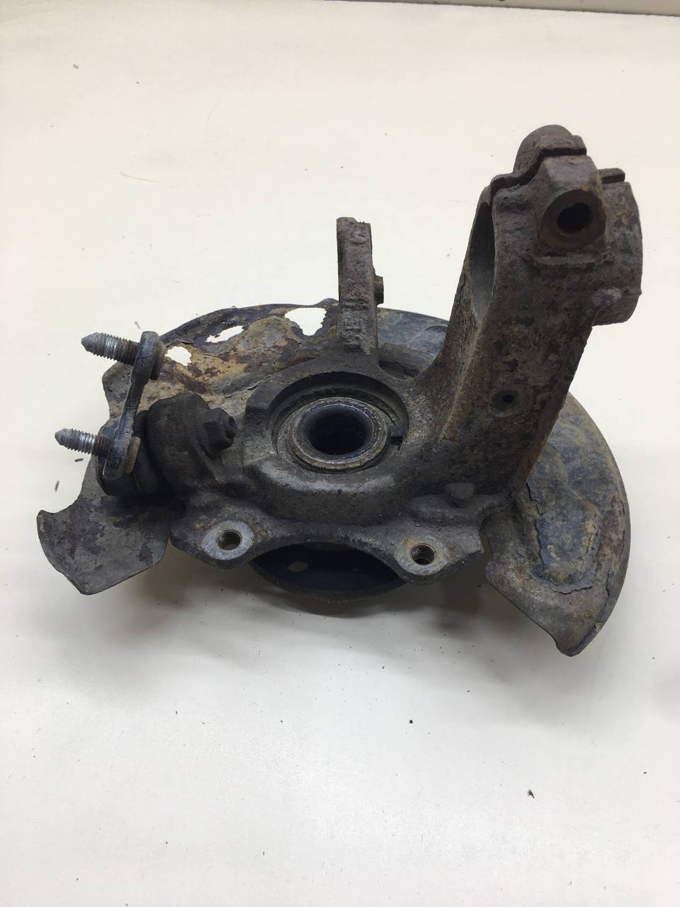 Кулак поворотный передний левый Skoda Rapid 2012-2020