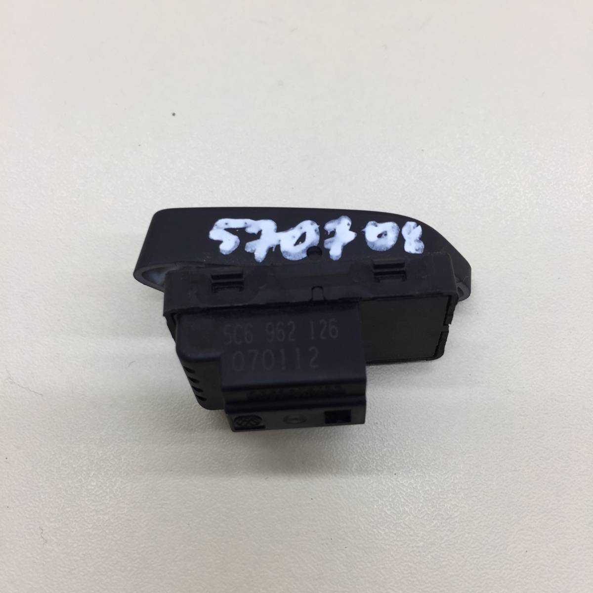 Кнопка центрального замка Volkswagen Jetta (A6) 2010-2019