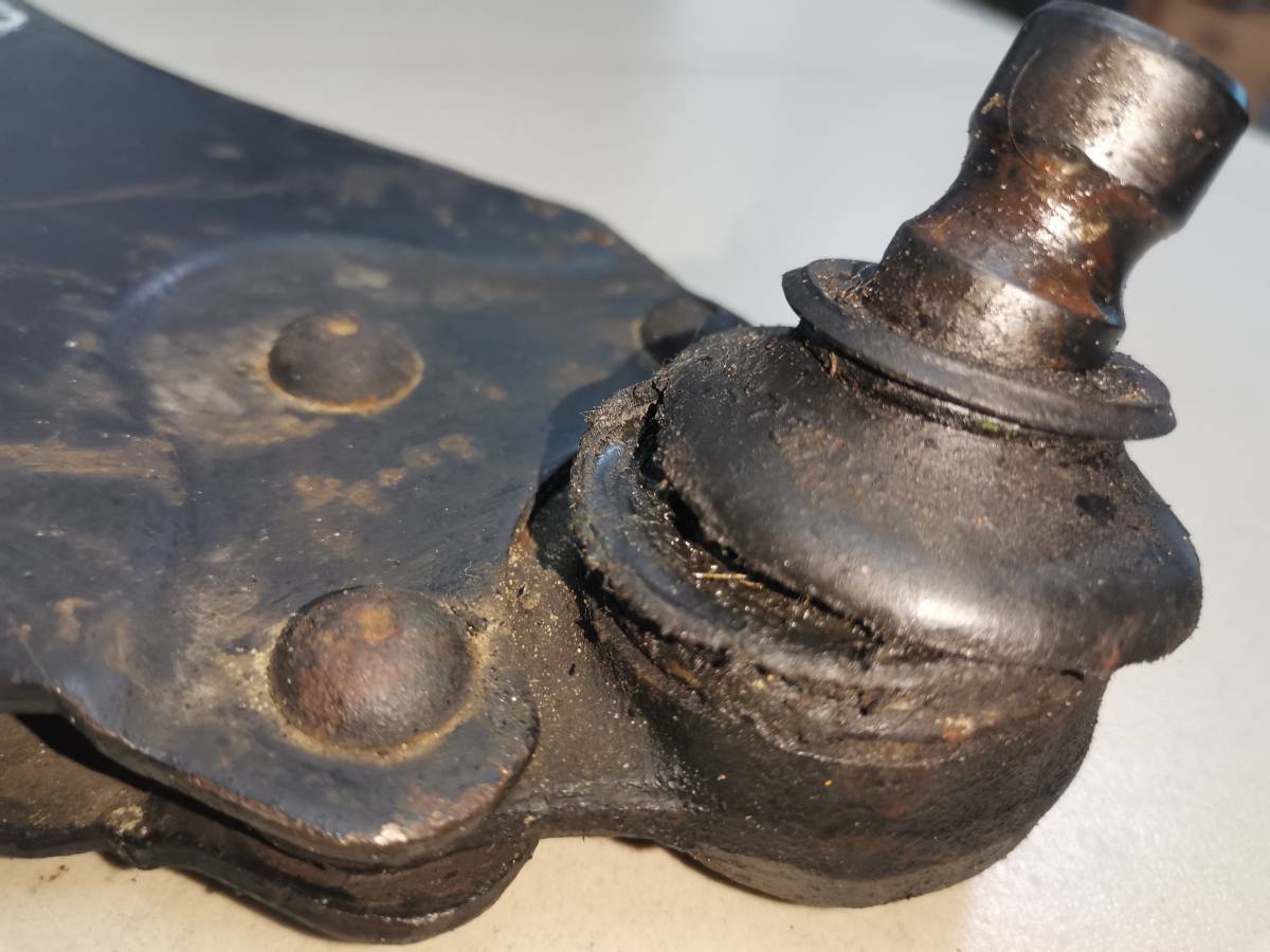 Рычаг передний левый Mazda Demio (DY) 2002-2007