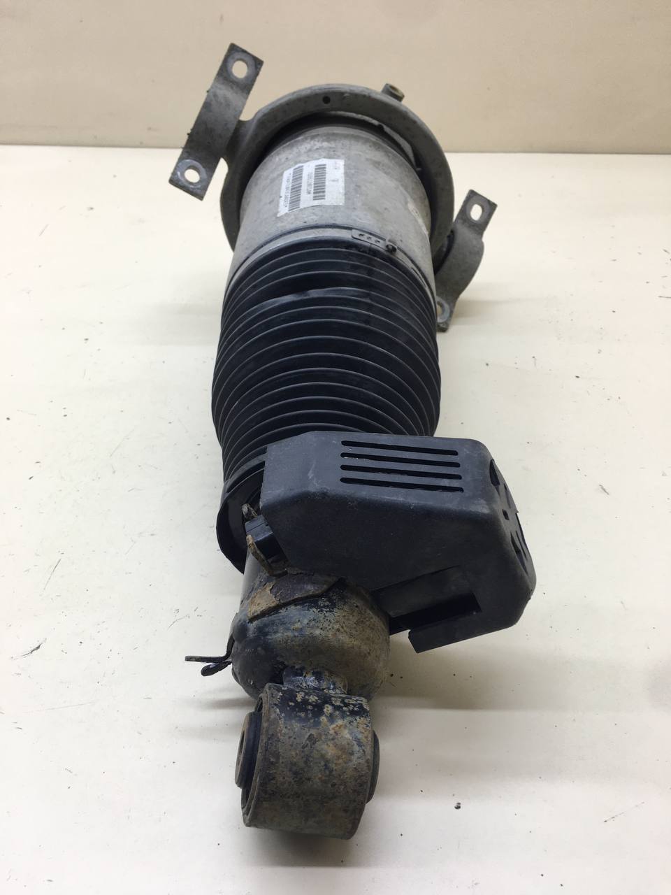 Амортизатор задний левый Porsche Cayenne 2003-2010