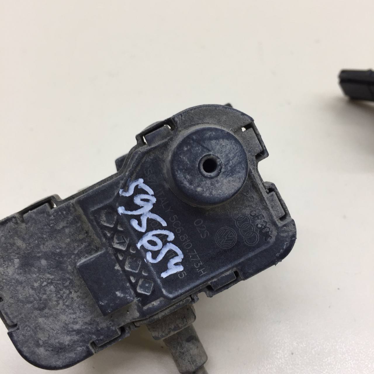 Активатор замка крышки бензобака Volkswagen Polo (MK5) 2011-2020