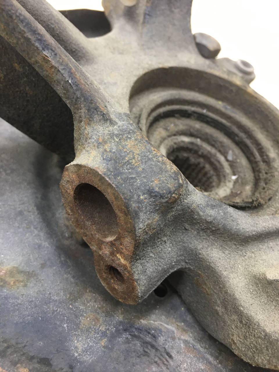 Кулак поворотный передний левый Nissan Almera (N15) 1995-2000