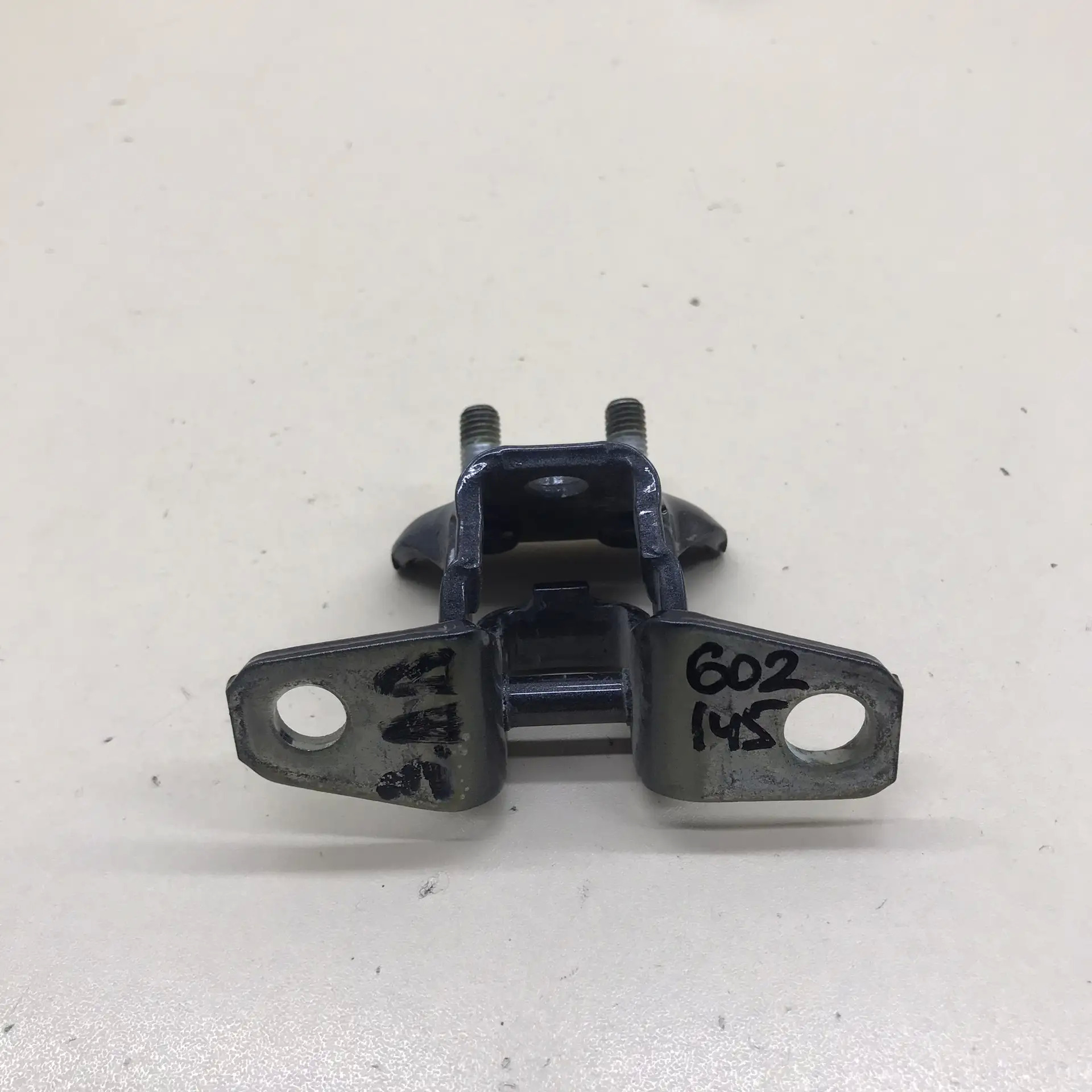 Петля двери задней левой верхняя Mitsubishi Outlander (GF) 2012>