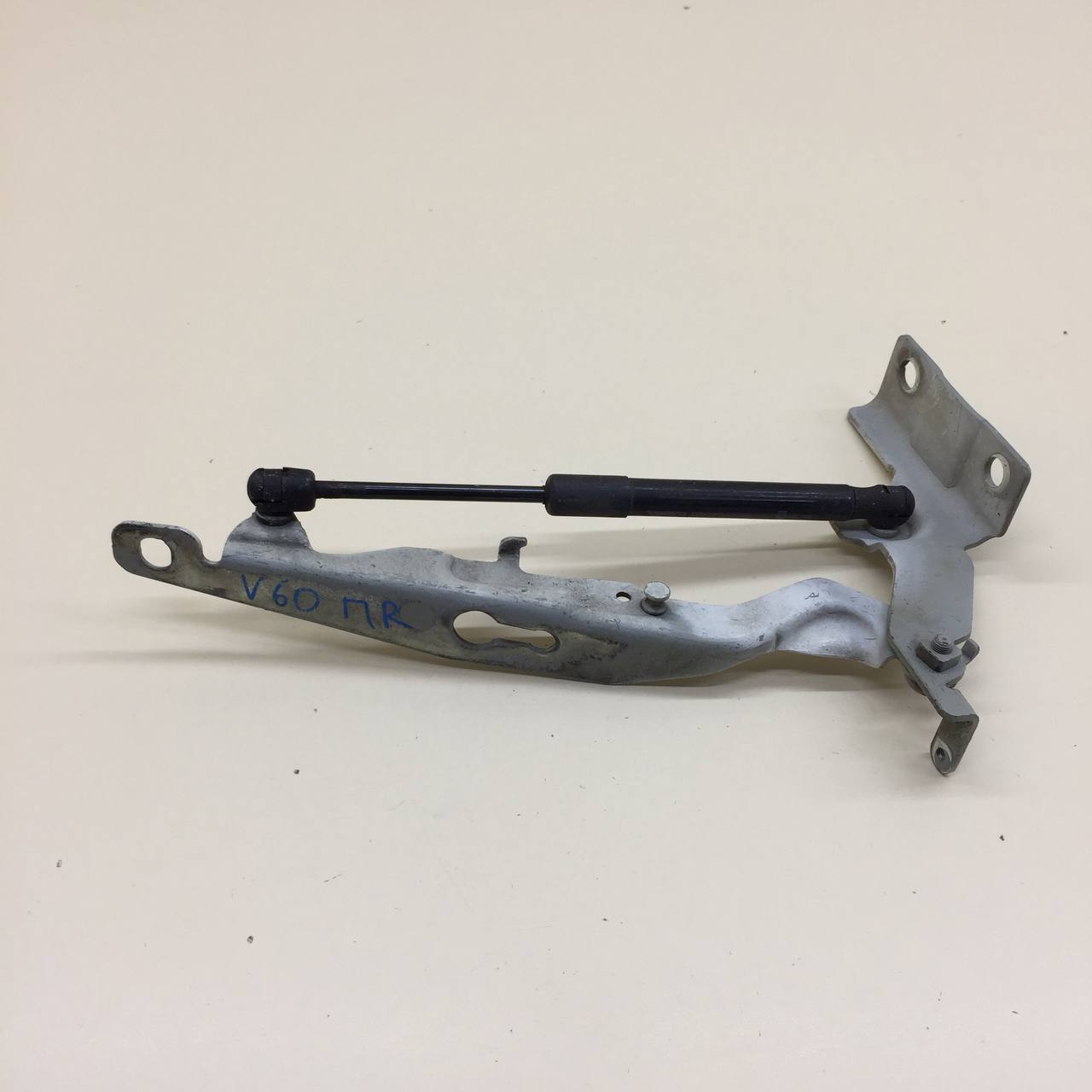 Петля капота правая Volvo V60 2010-2013