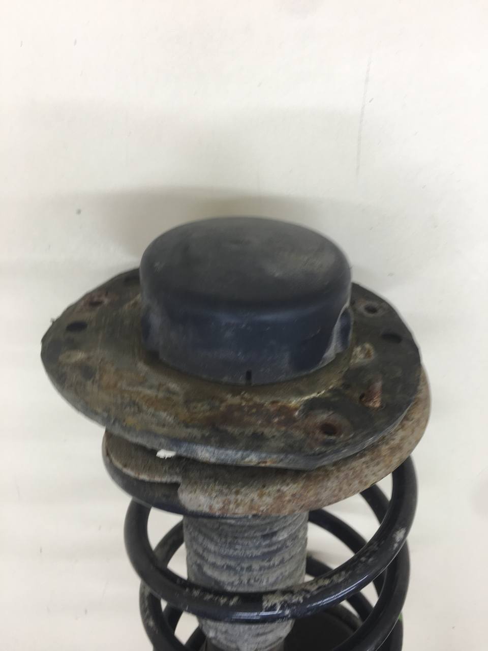 Амортизатор передний левый Peugeot 206 1998-2012