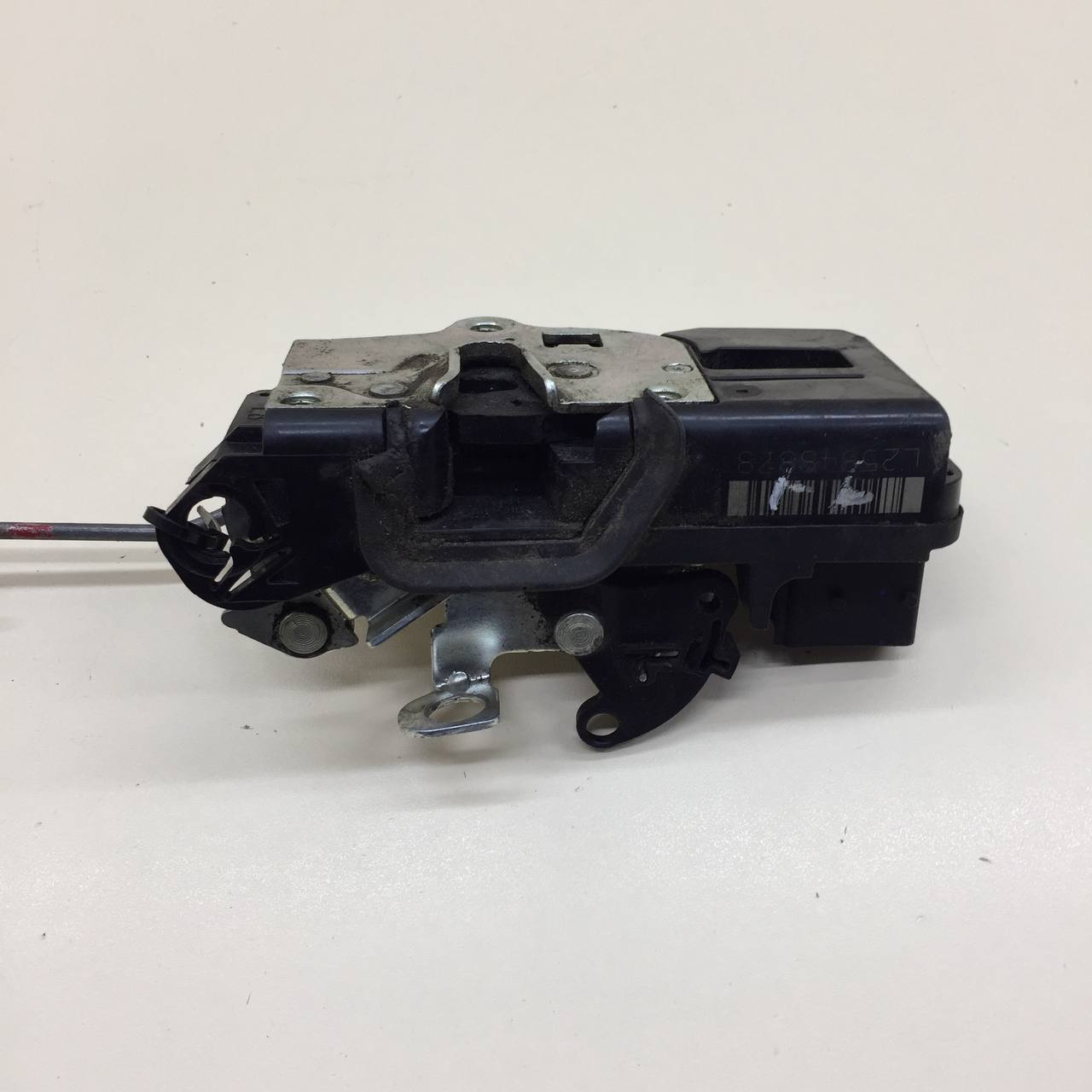 Замок двери передней левой Cadillac Escalade 3 2006-2014