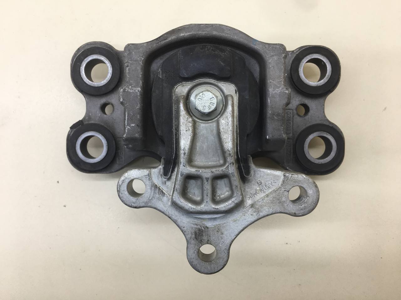 Опора двигателя левая Volvo XC60 2008-2017