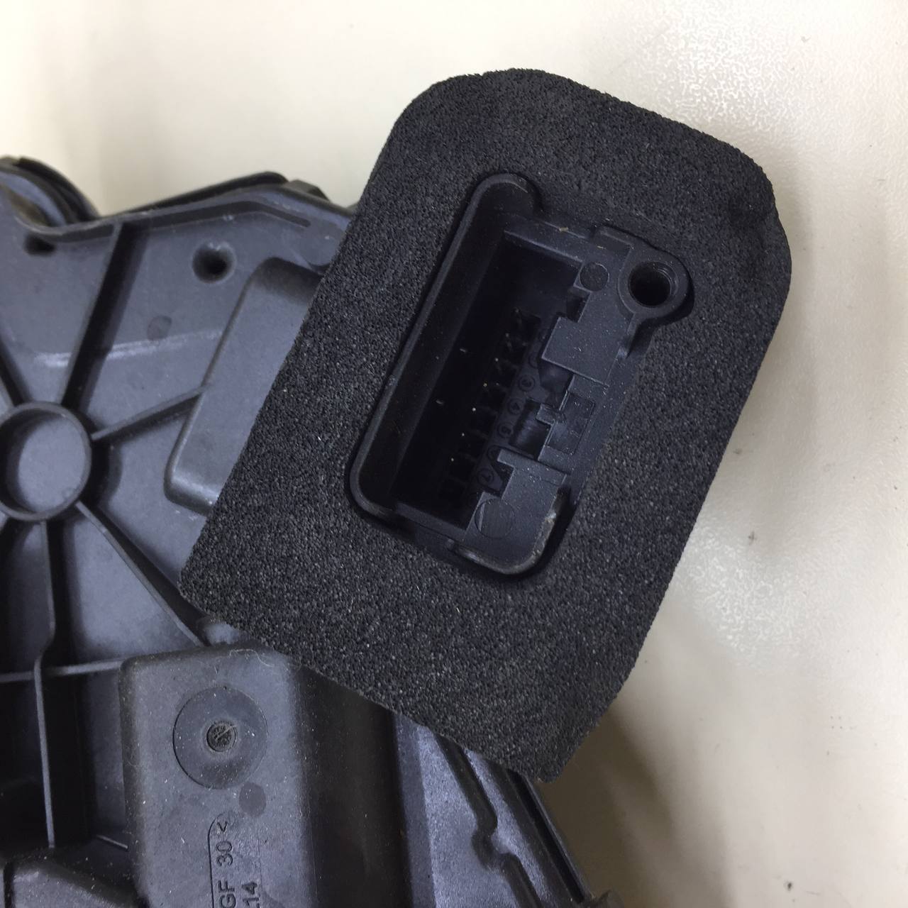 Замок двери передней левой Skoda Octavia (A7) 2013>