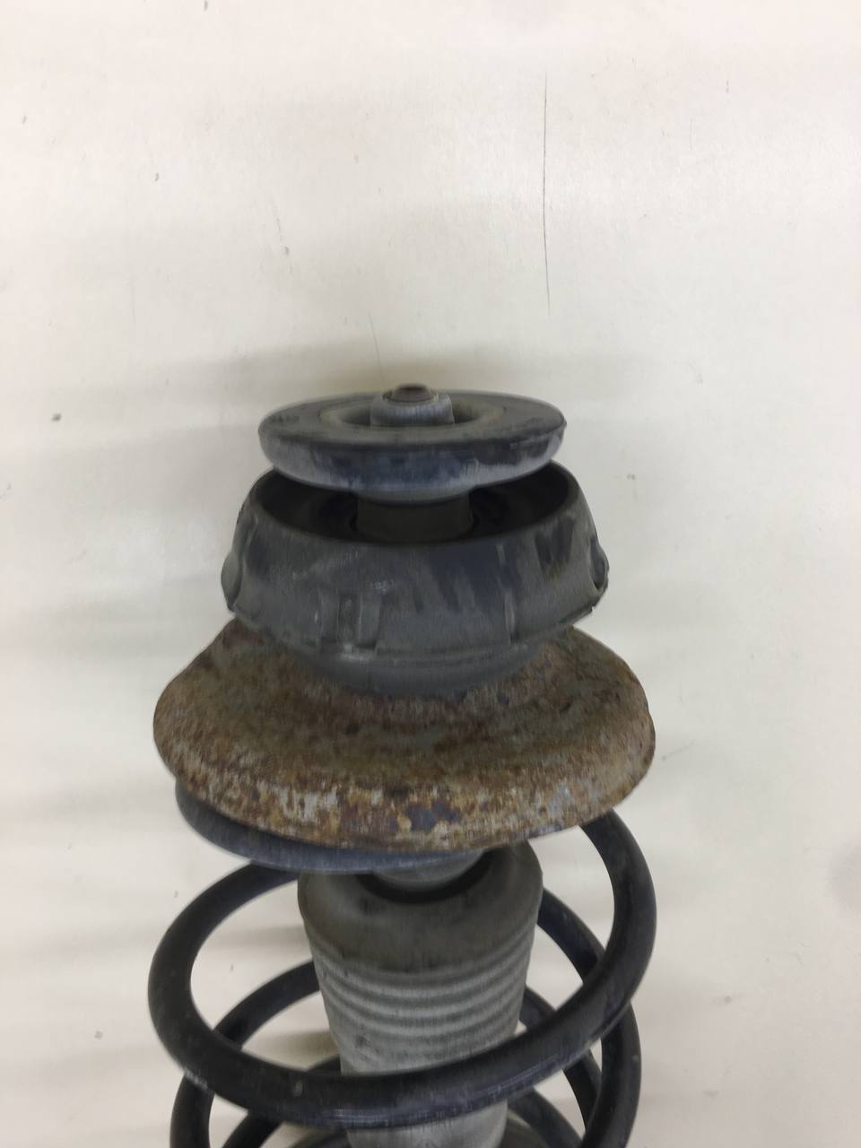 Амортизатор передний Renault Symbol (2) 2008-2012