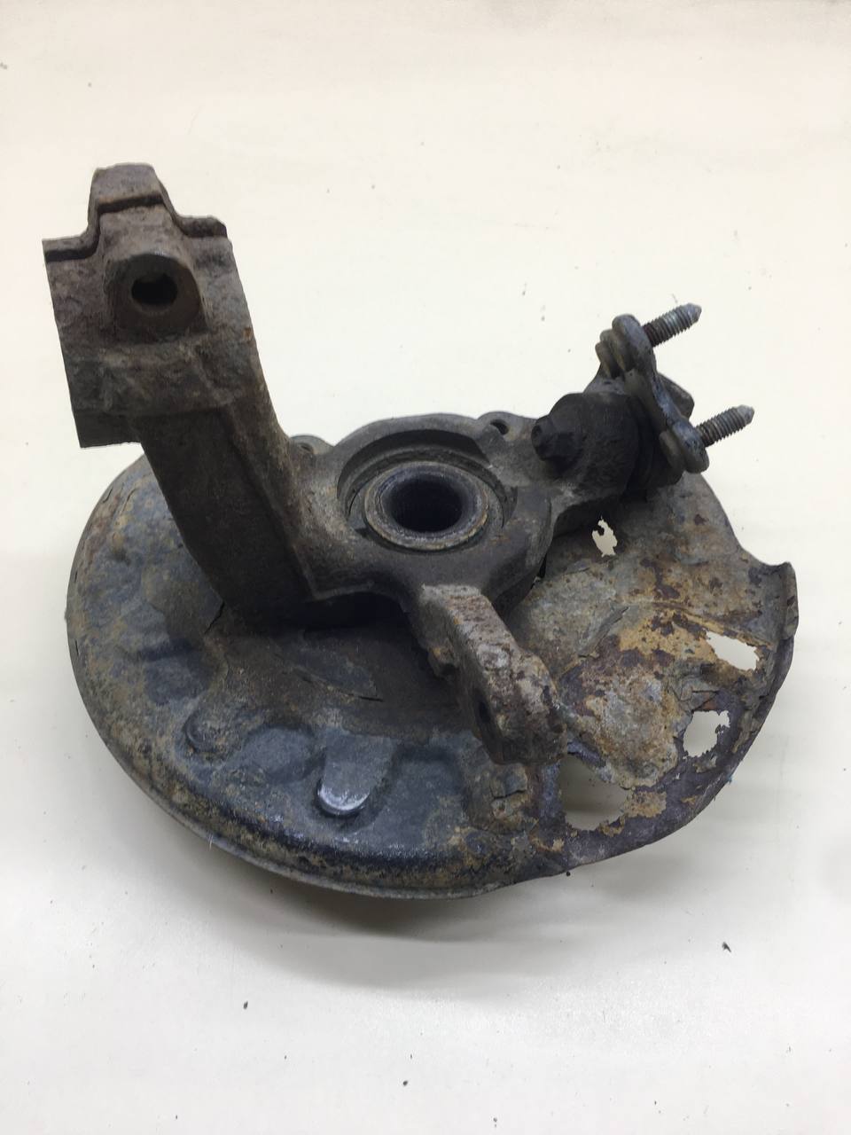 Кулак поворотный передний левый Skoda Rapid 2012-2020