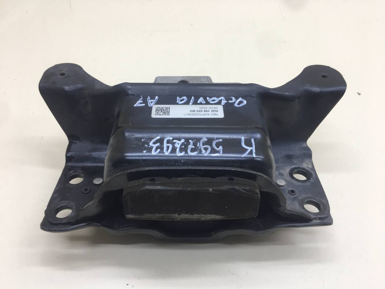 Опора КПП левая Skoda Octavia (A7) 2013>