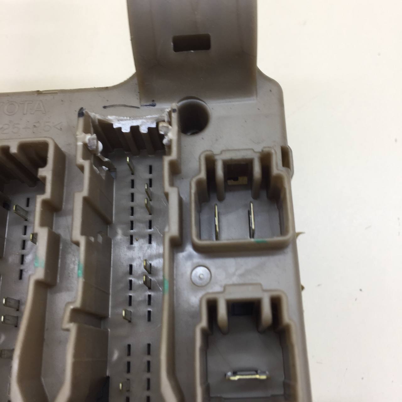 Блок предохранителей Toyota Corolla E120 2001-2007