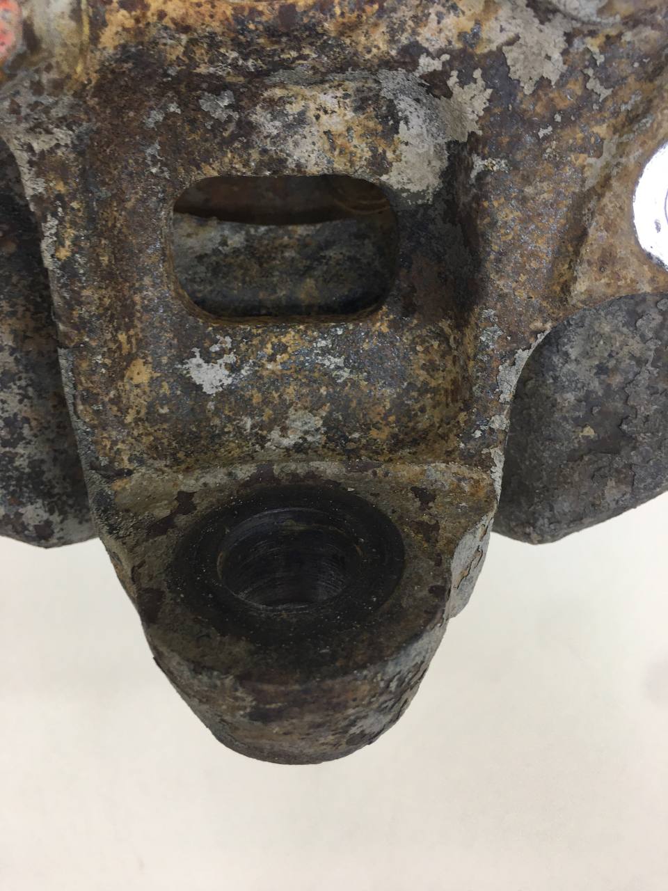 Кулак поворотный передний правый Mitsubishi L200 (KB) 2006-2016