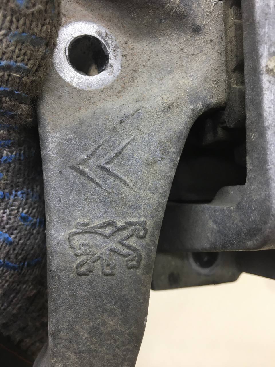 Опора двигателя правая Peugeot 207 2006-2013