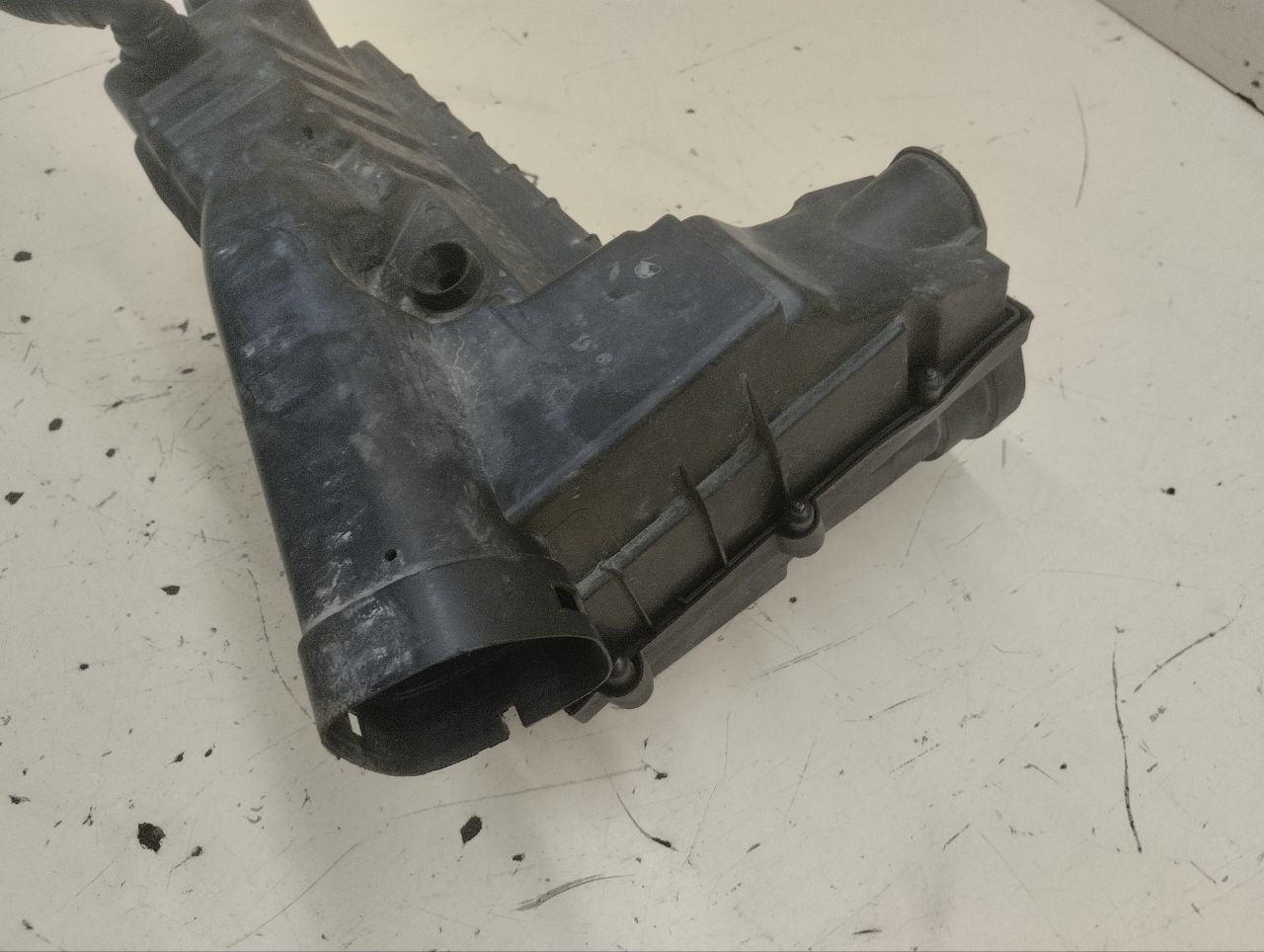 Корпус воздушного фильтра Volkswagen Passat B7 2011-2015