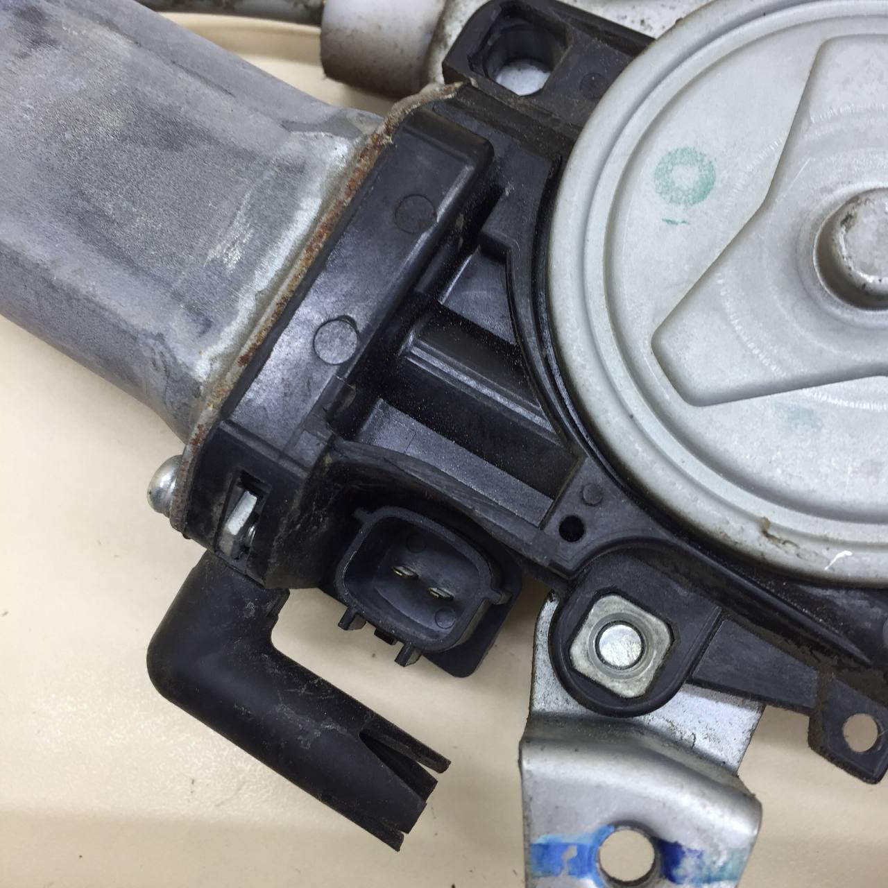 Стеклоподъемник электр. передний правый Nissan Tiida (C11) 2007-2014