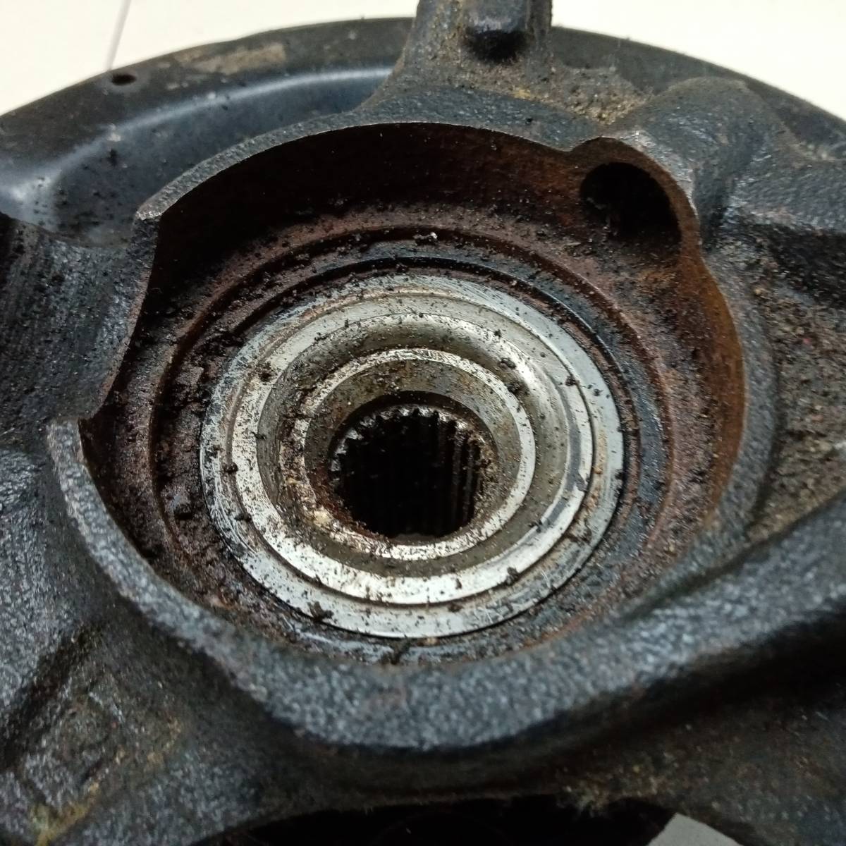 Кулак поворотный передний левый Nissan Pulsar (N15) 1995-2000