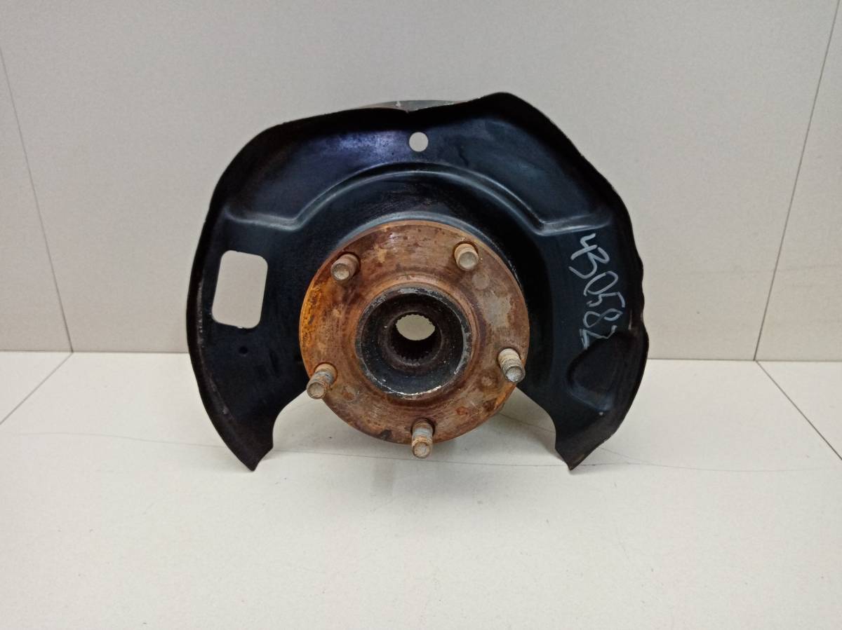 Кулак поворотный передний правый Nissan Avenir (W10) 1990-1999