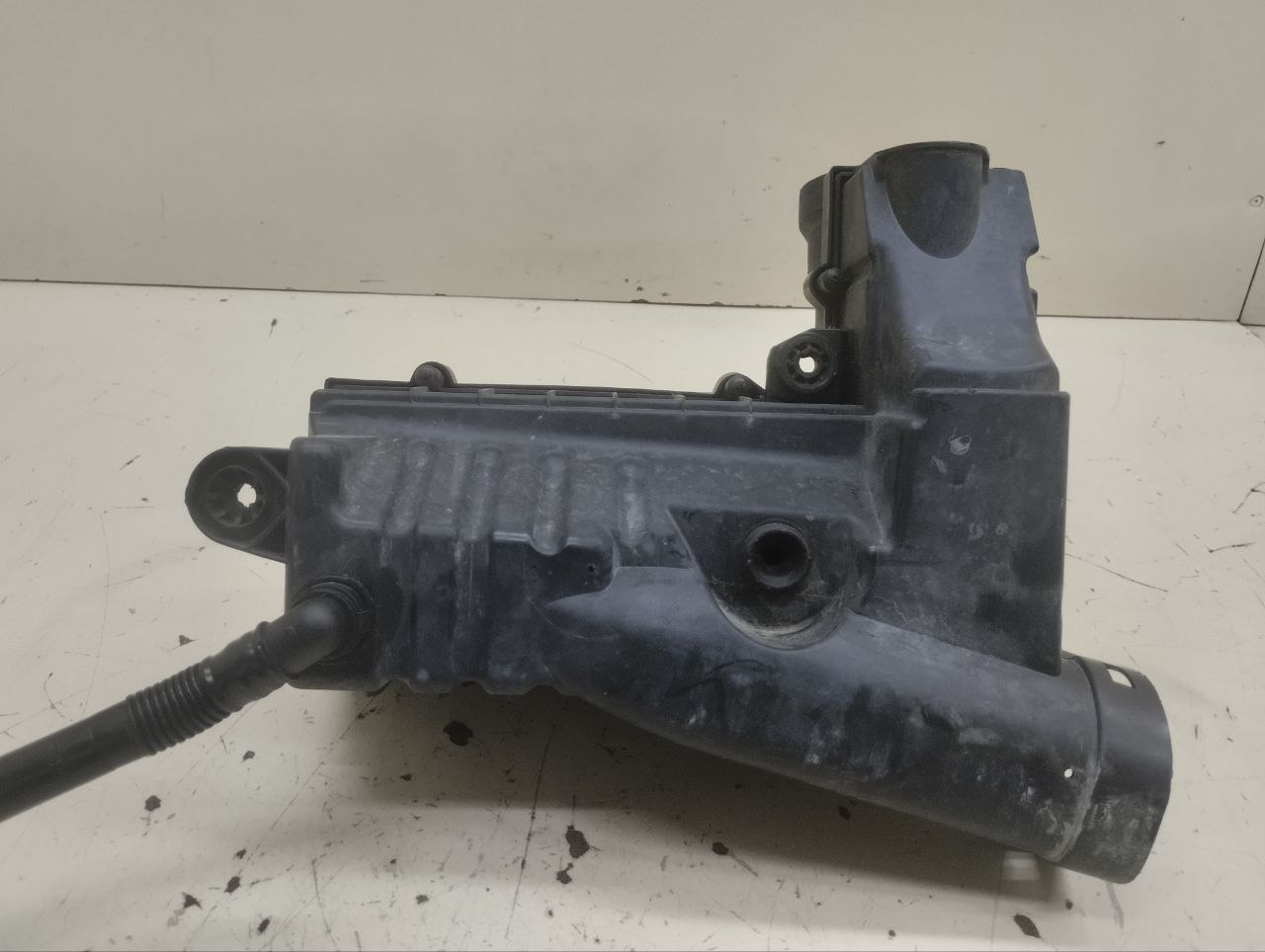 Корпус воздушного фильтра Volkswagen Passat B7 2011-2015