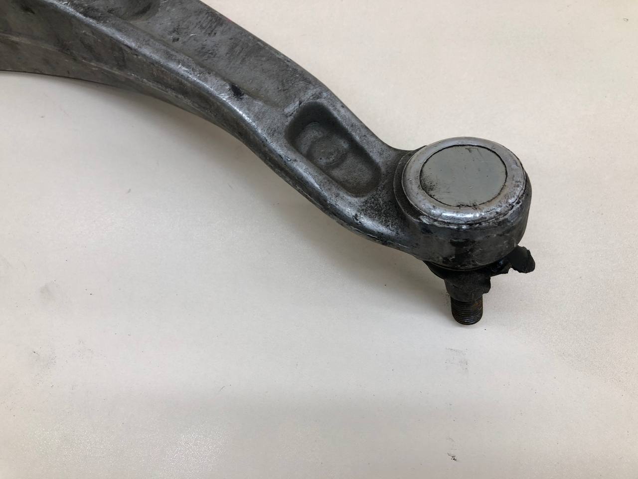 Рычаг передний нижний правый Audi A4 (B8) 2007-2011