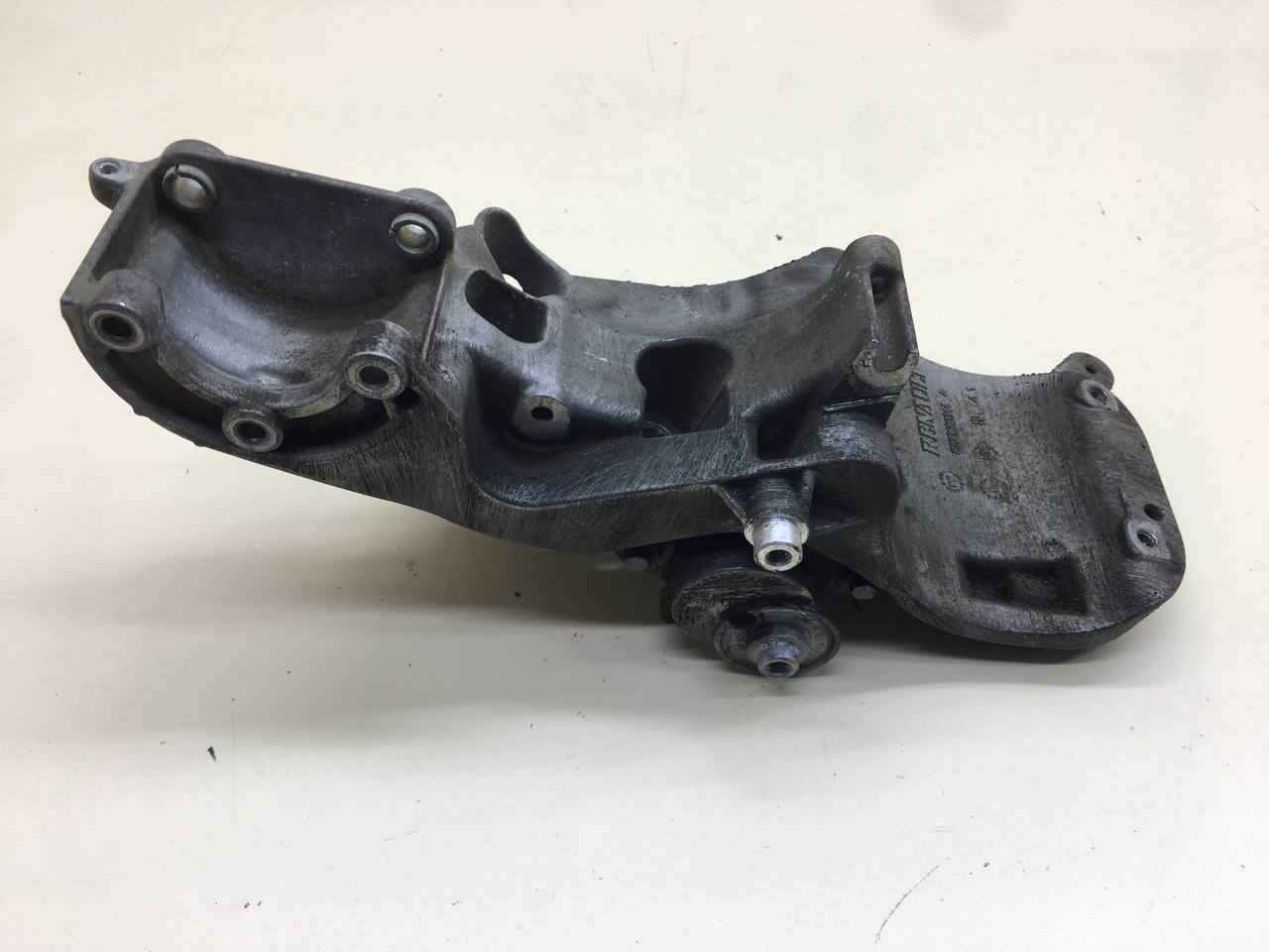 Кронштейн генератора Renault Sandero 2009-2014