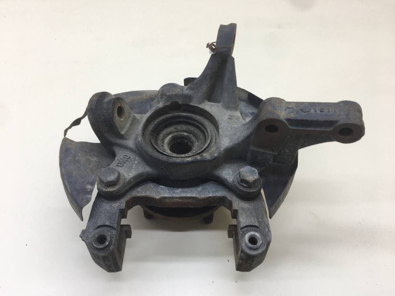 Кулак поворотный передний левый Nissan Almera (N15) 1995-2000