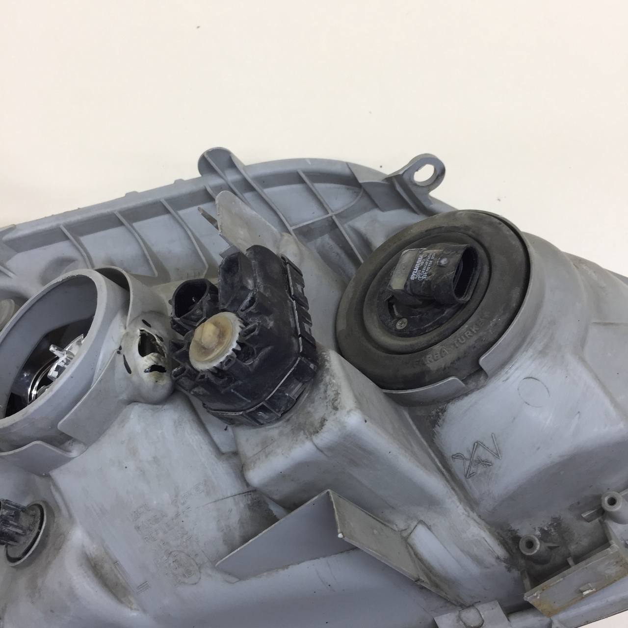 Фара левая Toyota Corolla E120 2001-2007