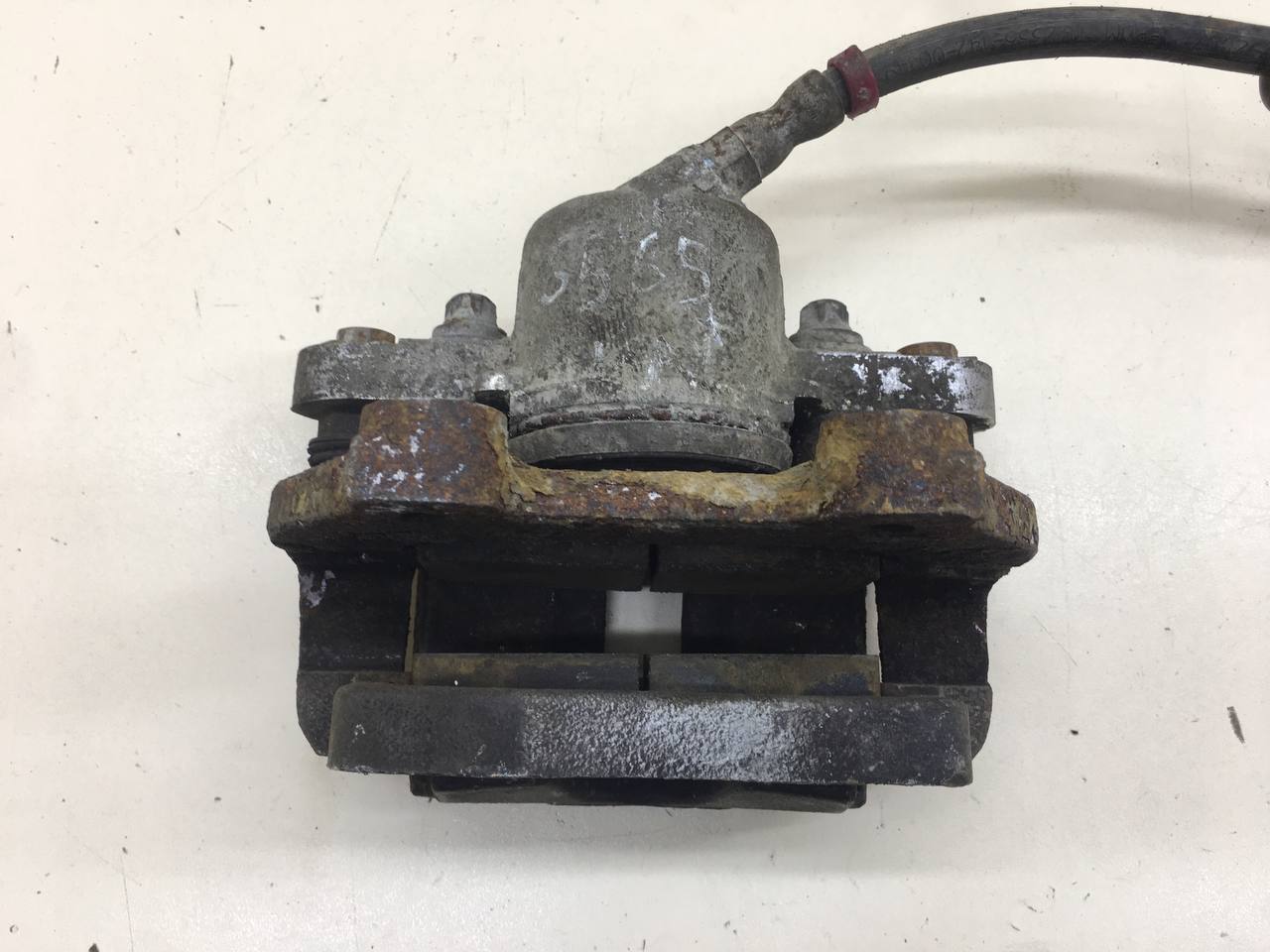 Суппорт передний правый Lada Granta 2011>