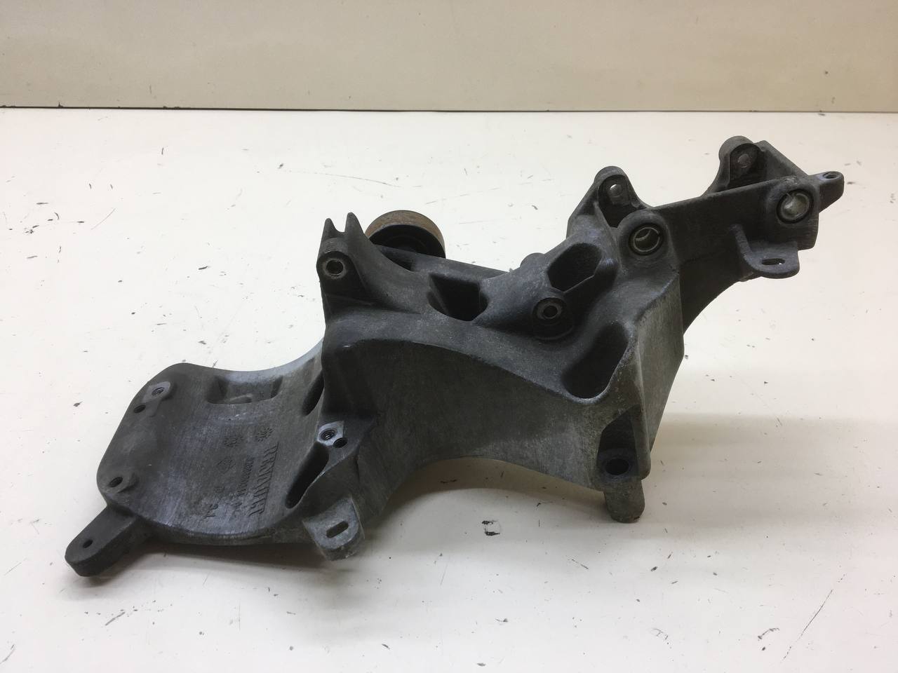 Кронштейн генератора Renault Symbol (2) 2008-2012