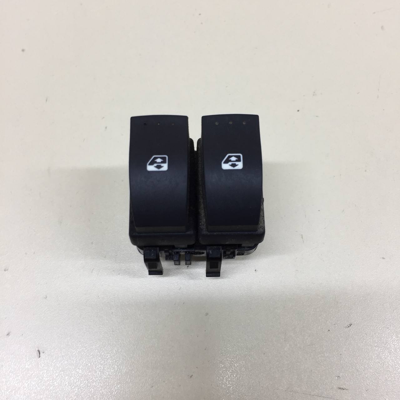 Блок управления стеклоподъемниками Renault Symbol (2) 2008-2012