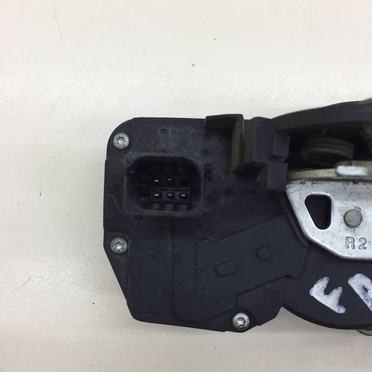 Замок двери задней правой Cadillac Escalade 3 2006-2014