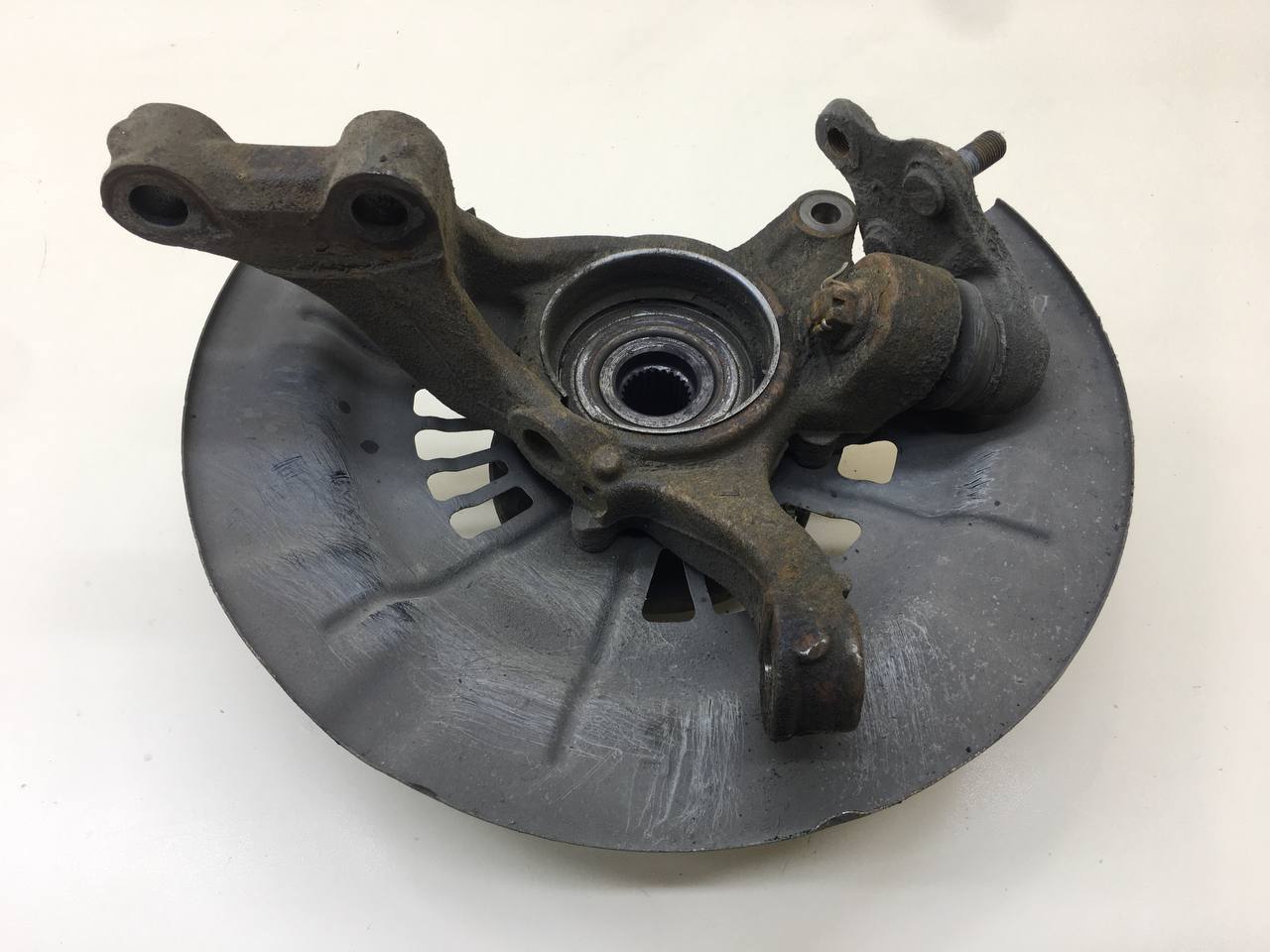 Кулак поворотный передний левый Toyota Camry (XV50) 2011-2017